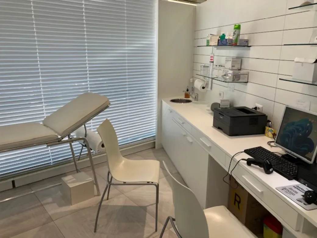 Locale adibito ad analisi, con lettino e attrezzatture della farmacia San Rocco