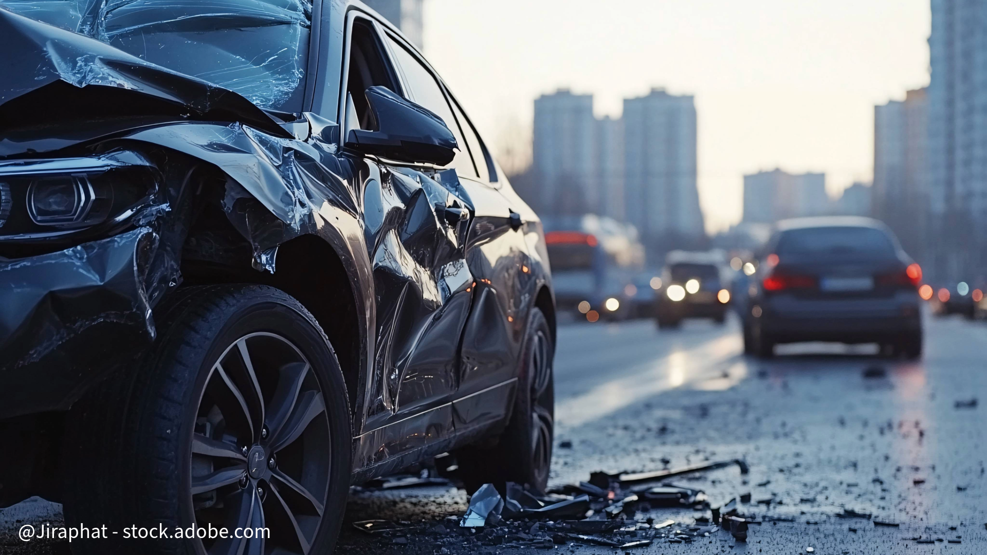Autounfall mit beschädigtem Auto