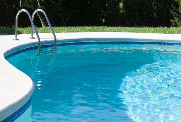 Una piscina con una scaletta che vi conduce dentro