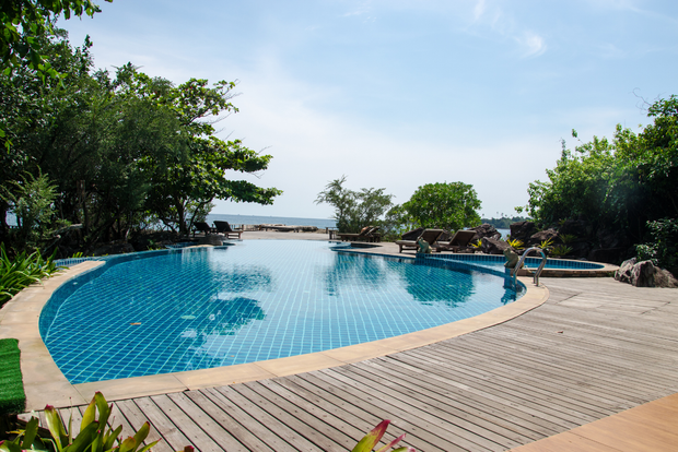 Una grande piscina con vista sull'oceano