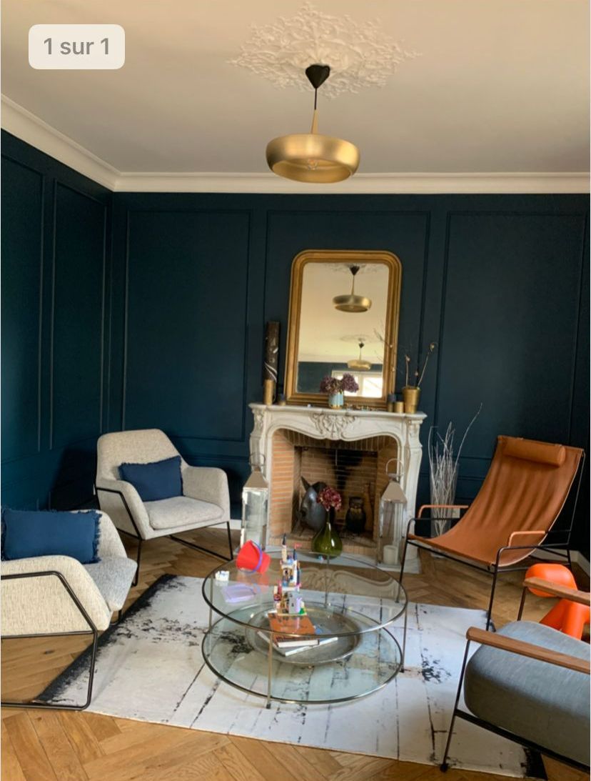 Salon avec murs bleus et fauteuils