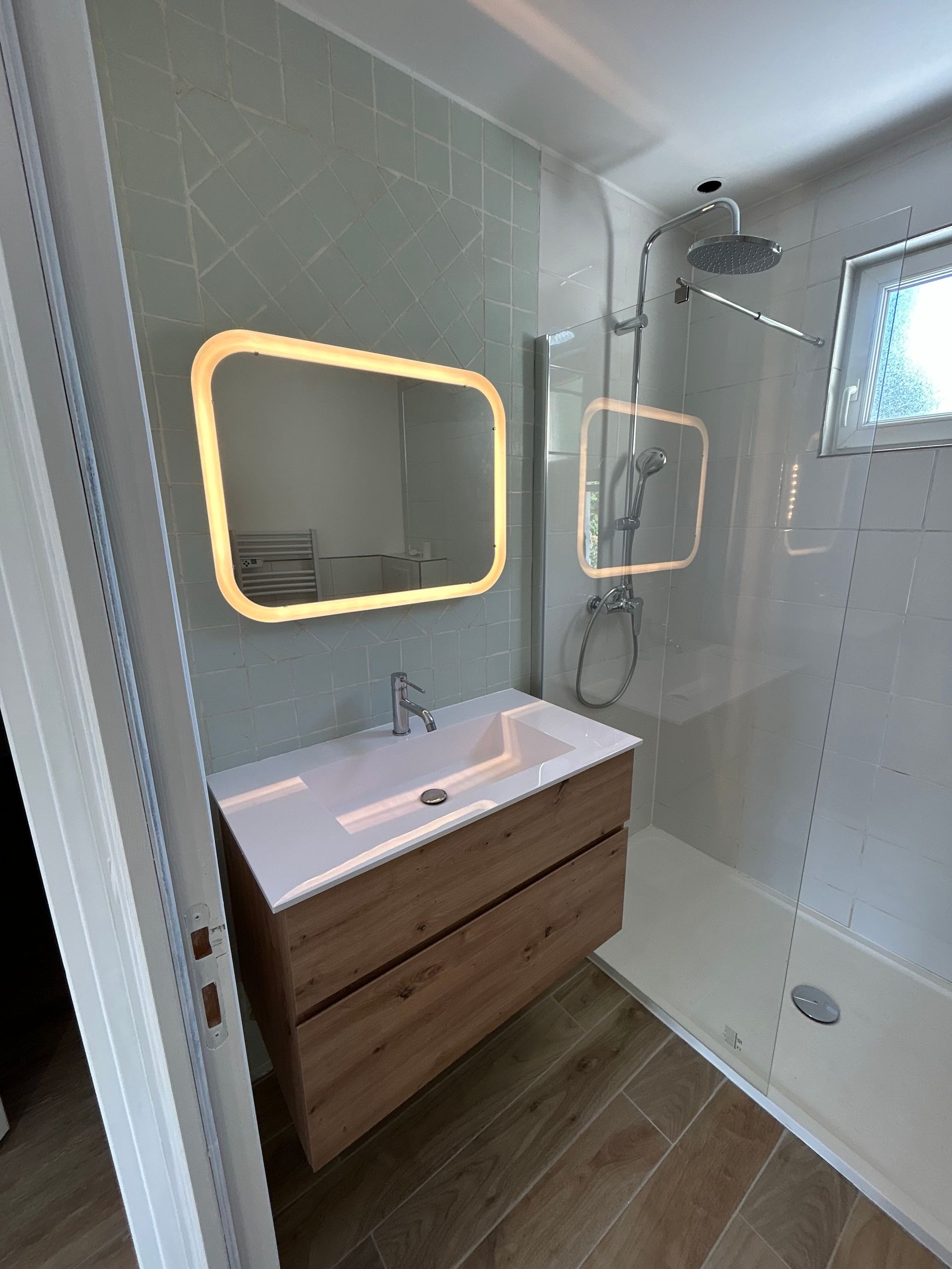 Meuble de salle de bain et miroir rectangulaire