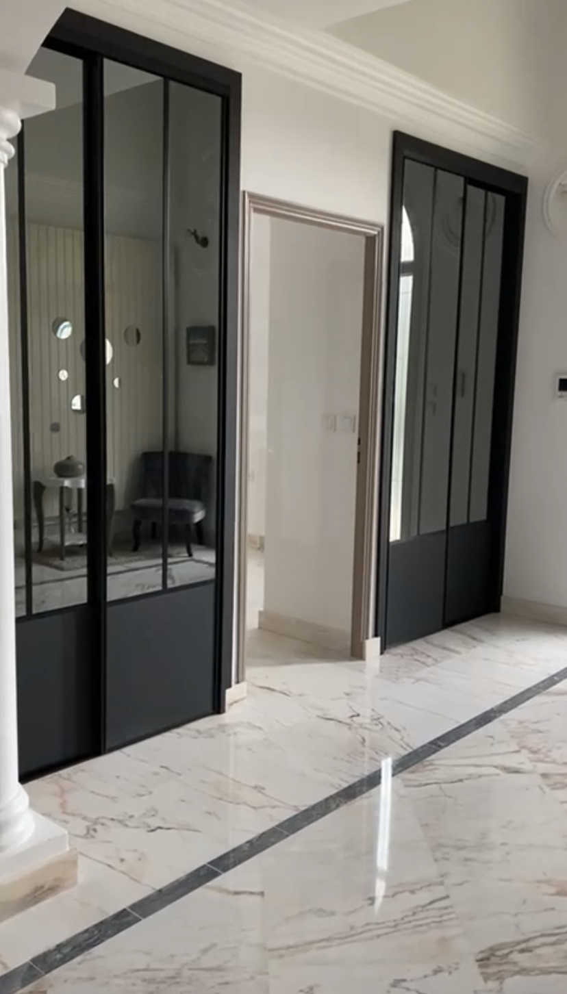 Deux portes-fenêtres dans une maison