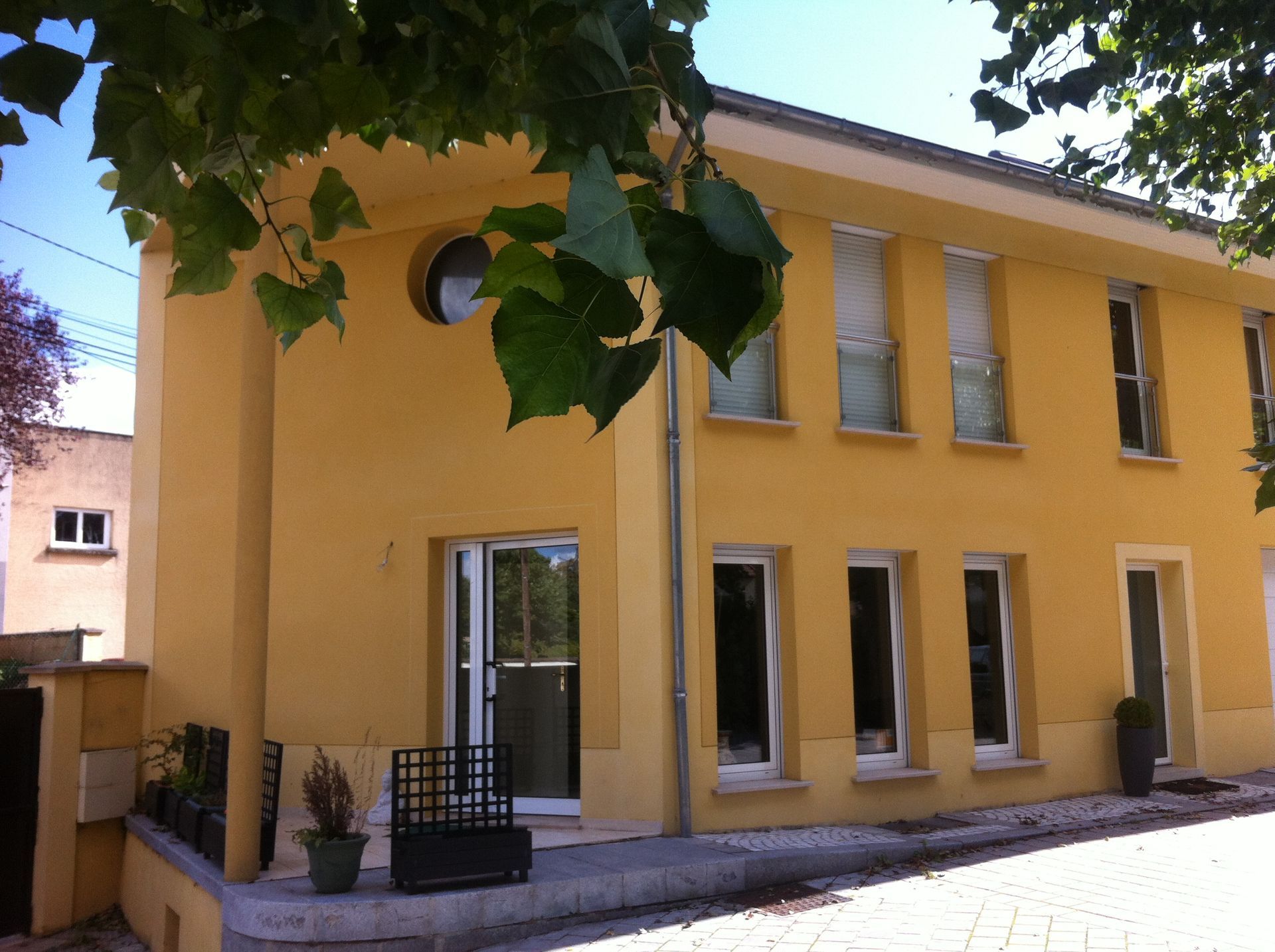 Façade de maison jaune