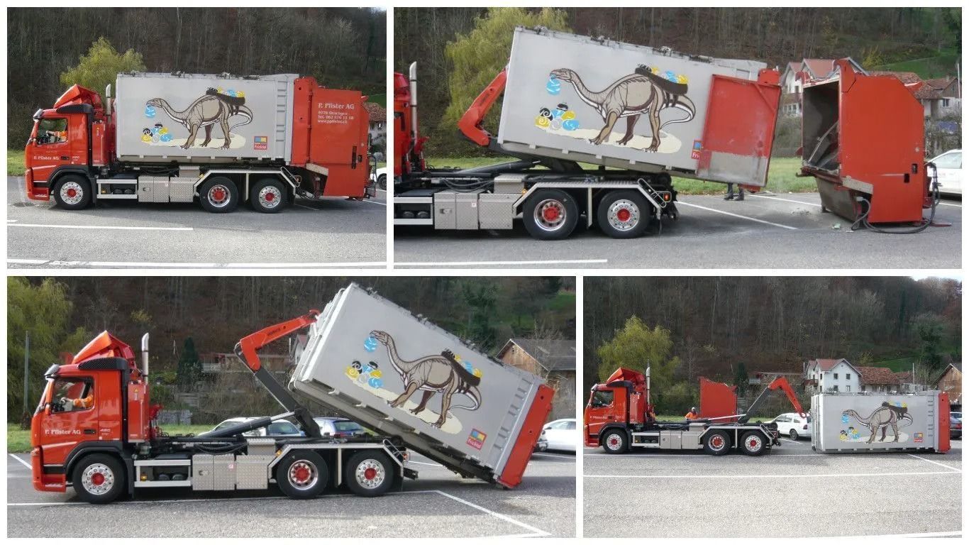 Ein roter Lastwagen mit einem Container, der mit einem Kamelmotiv verziert ist, hebt und kippt diesen, um seinen Inhalt zu entladen.