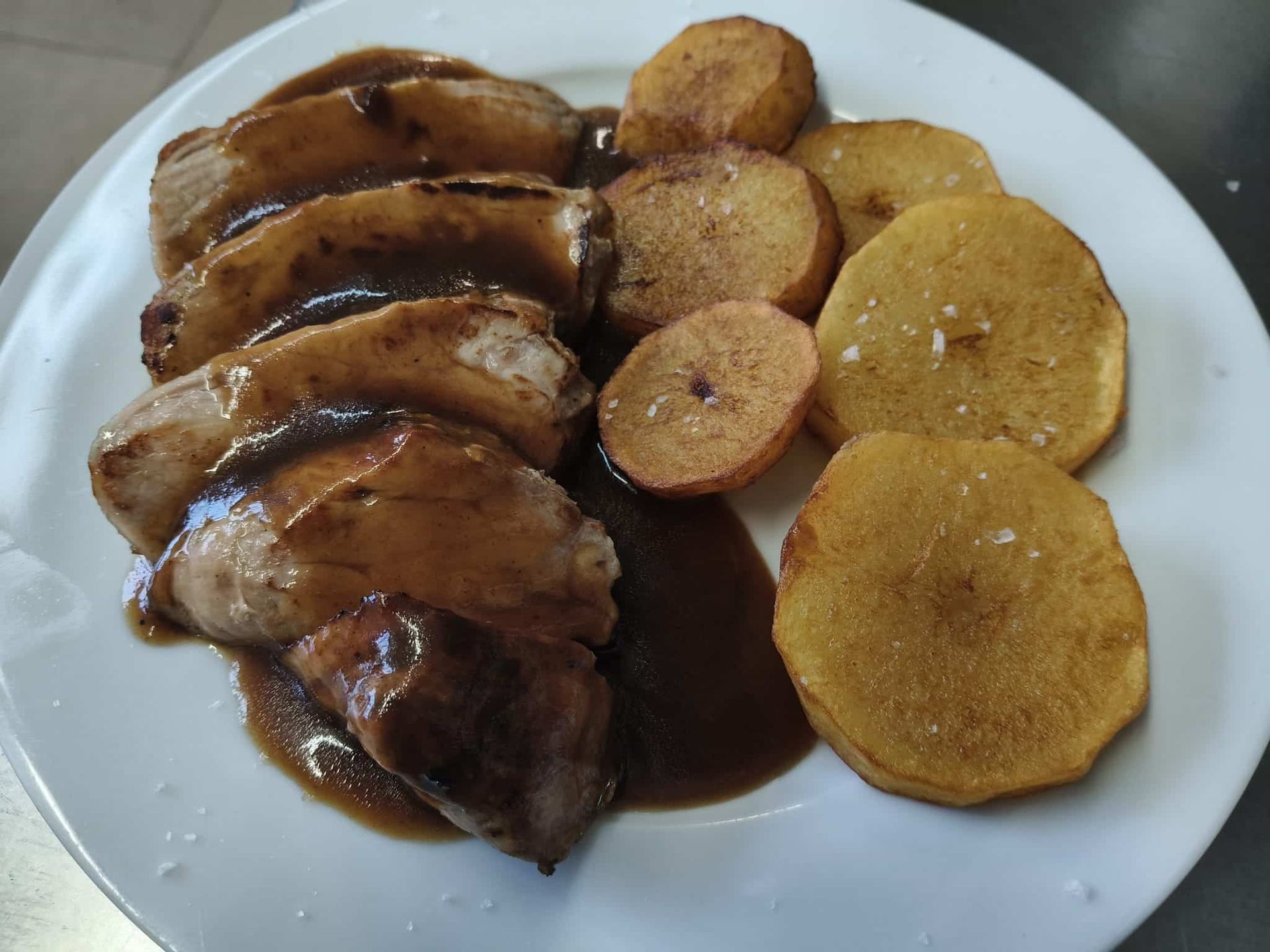 Plato de ensalada de mariscos: Camarones, papas, lechuga, salsa y una aceituna.