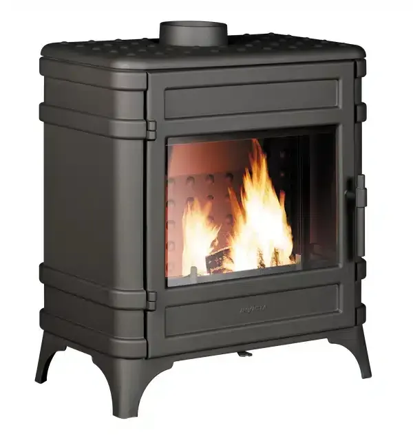 Un poêle à bois rectangulaire en fonte noire, avec une façade en verre laissant apparaître des flammes orange vif.
