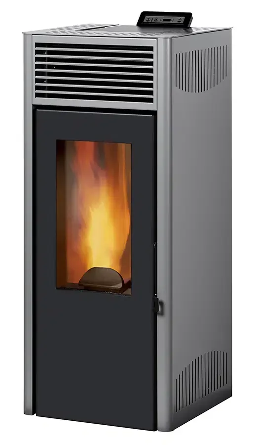 Un poêle à granulés gris avec une porte noire et une vitre laissant apparaître une flamme chaude et incandescente.