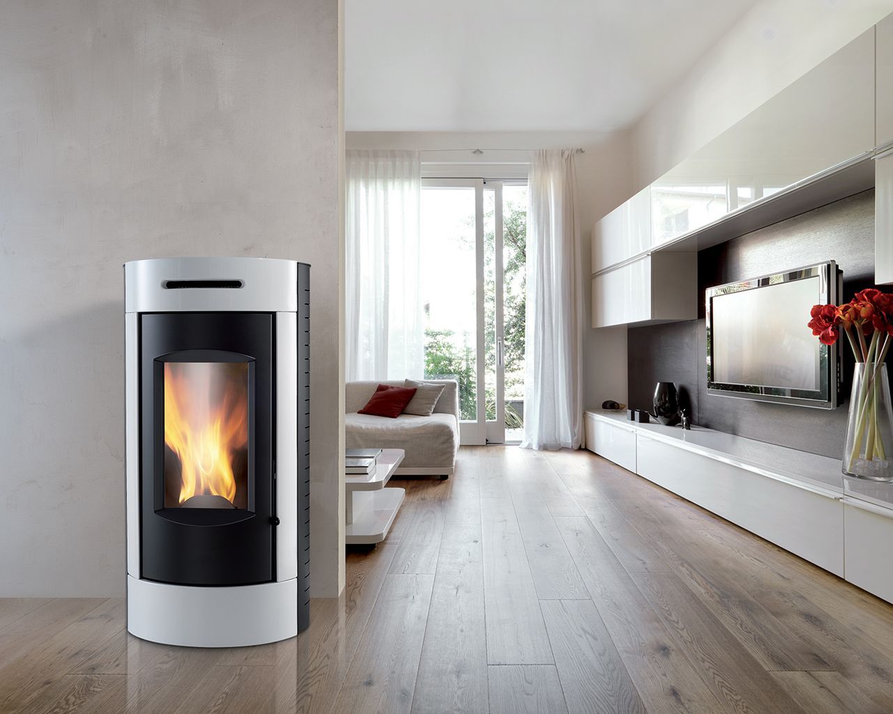 Un poêle à granulés moderne, blanc et noir, avec une flamme visible, trône dans un salon lumineux et contemporain.