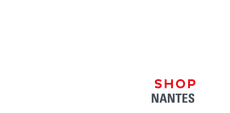 Un logo présentant le texte rouge « SHOP » au-dessus du texte gris « NANTES » sur fond blanc.