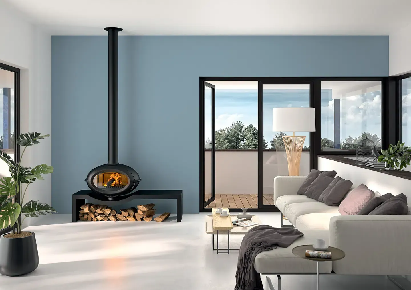 Un salon moderne avec un mur bleu, une cheminée sur une banquette noire, un canapé et des portes coulissantes donnant sur un balcon.