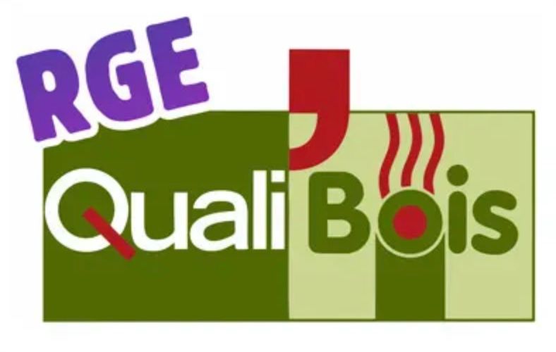 Logo de QualiBois RGE, présentant le texte en vert et violet avec des éléments décoratifs rouges sur un fond bicolore.