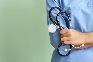 Ärztin mit einem Stethoskop in der Hand
