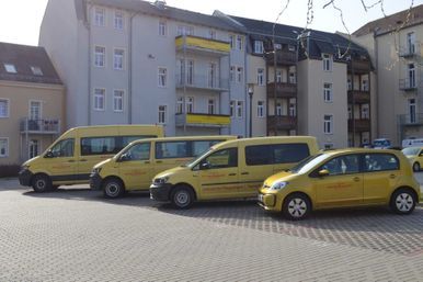 Frau legt einen Arm um die Schulter einer alten Frau