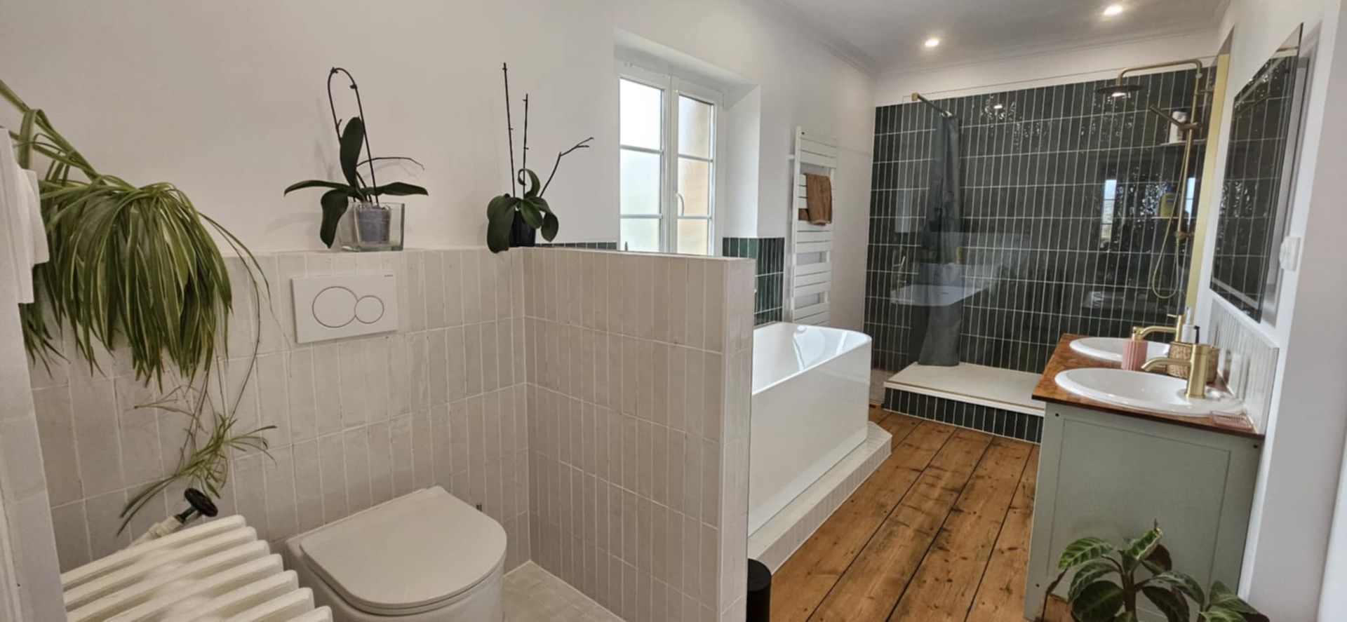 Salle de bains avec wc