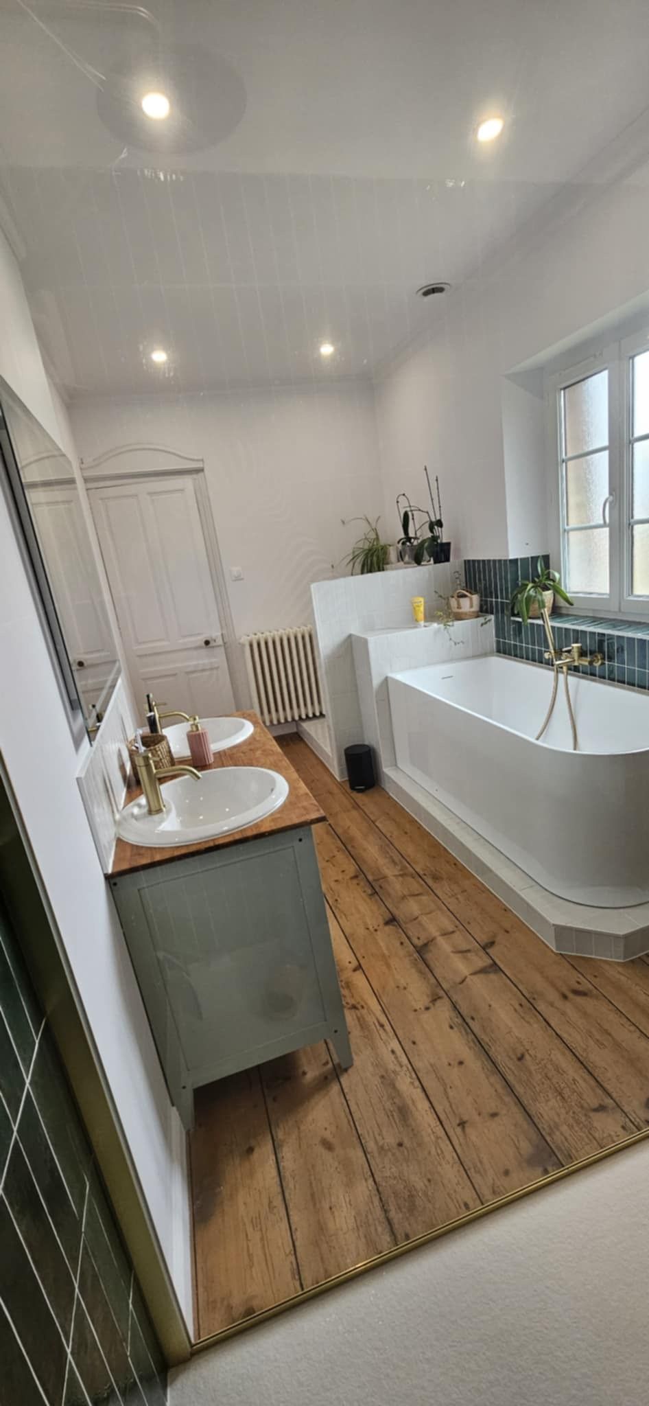 Salle de bains avec baignoire