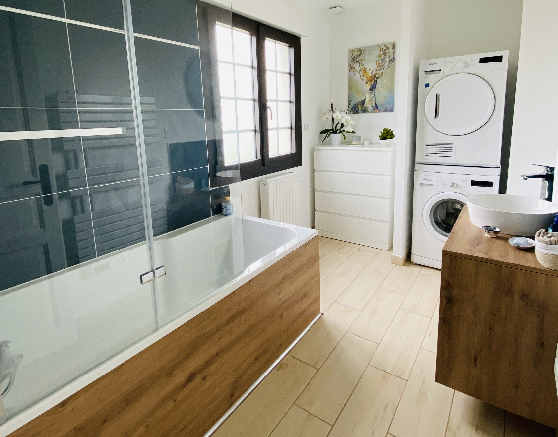 Baignoire avec revêtement en bois et carrelage mural bleu paon