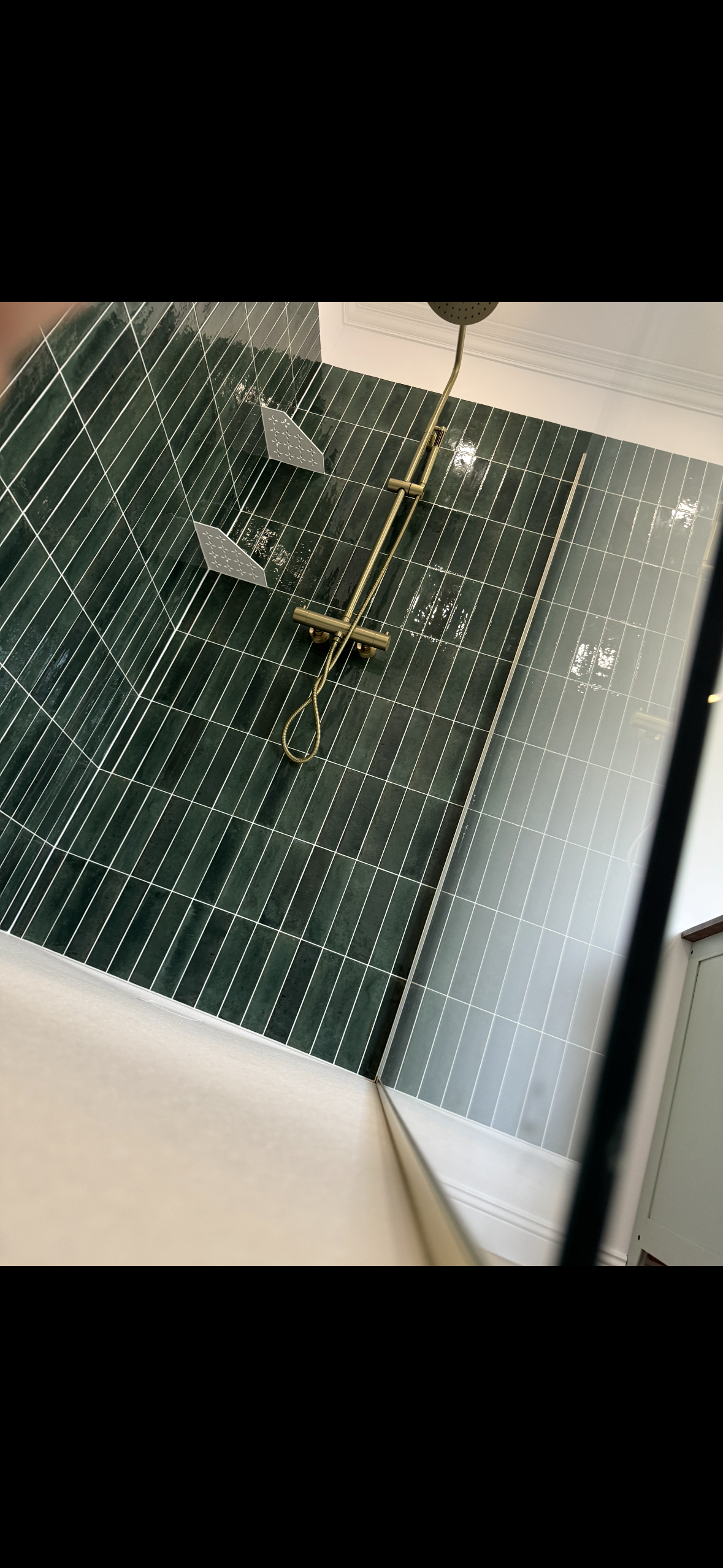 Douche avec carrelage vert