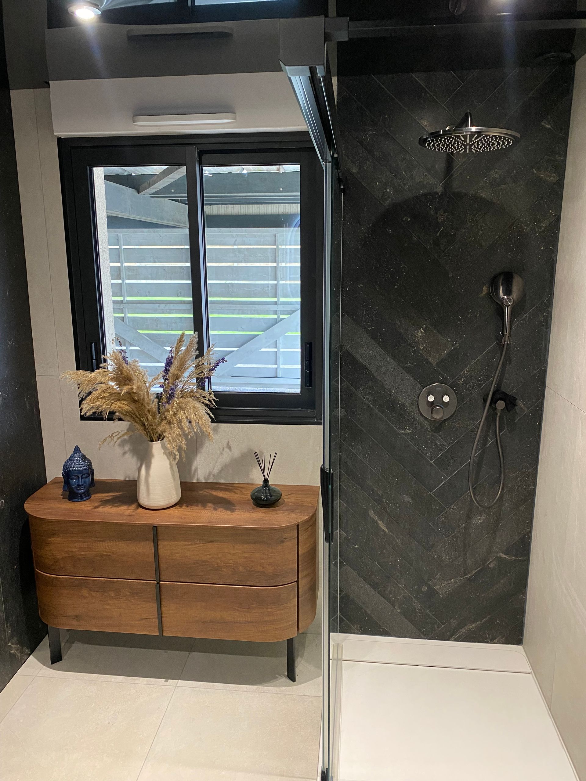 Meuble en bois et douche avec porte coulissante