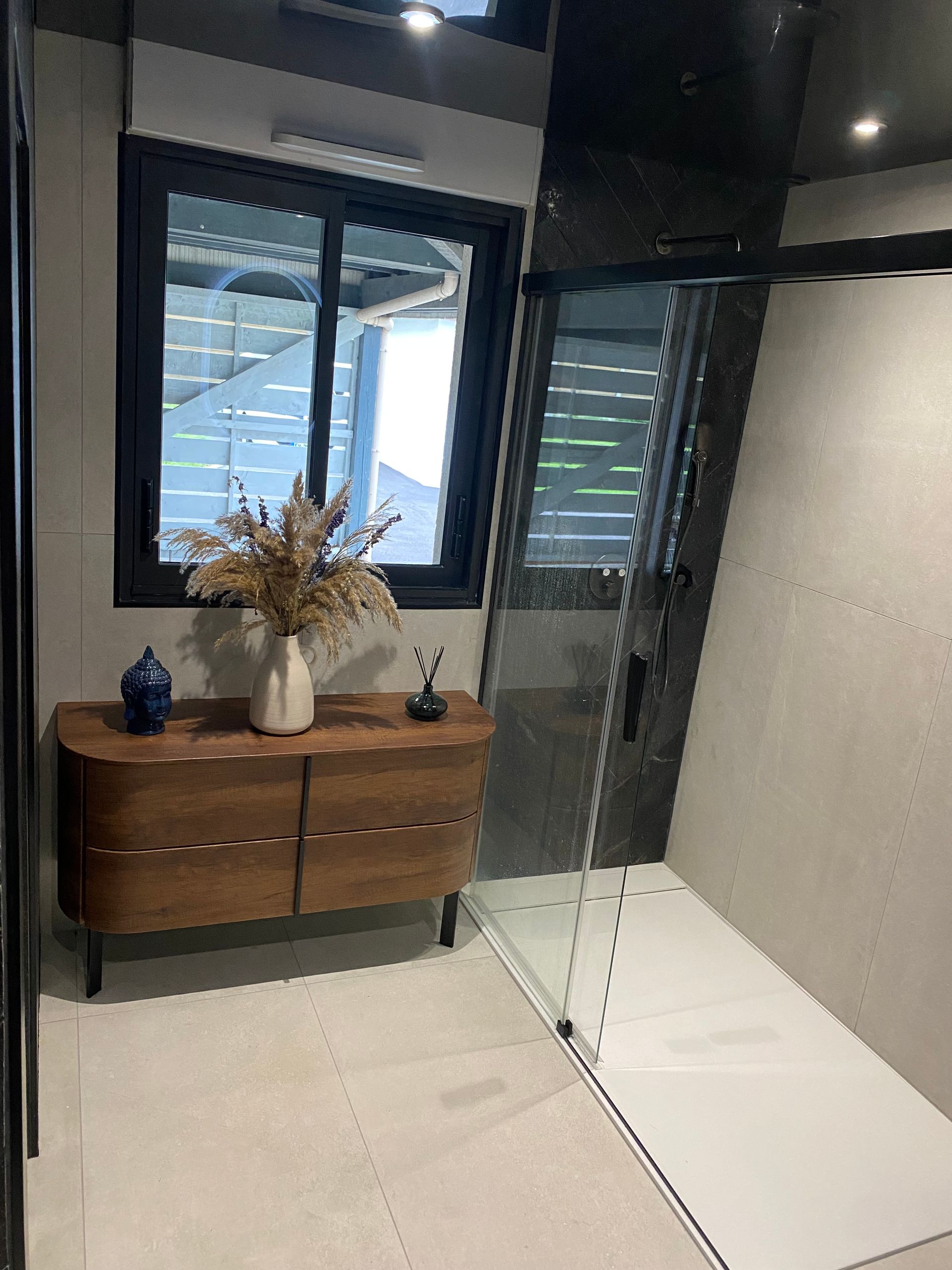 Meuble en bois et douche