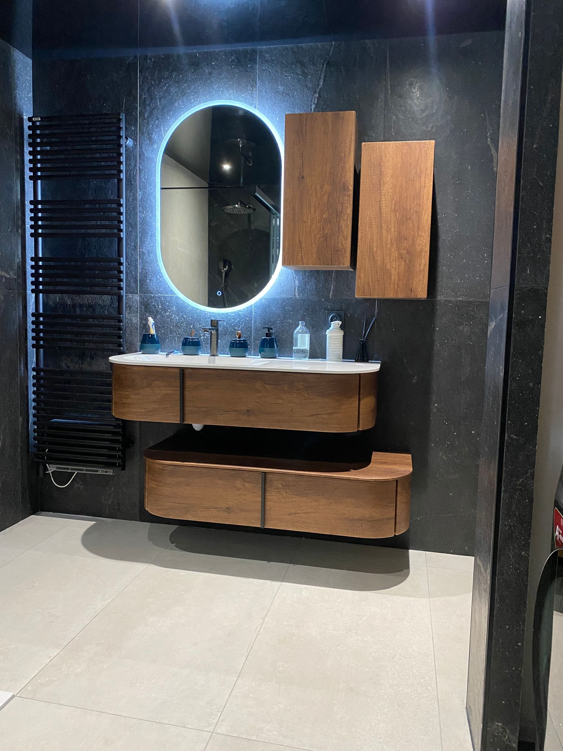 Meuble vasque moderne avec miroir ovale