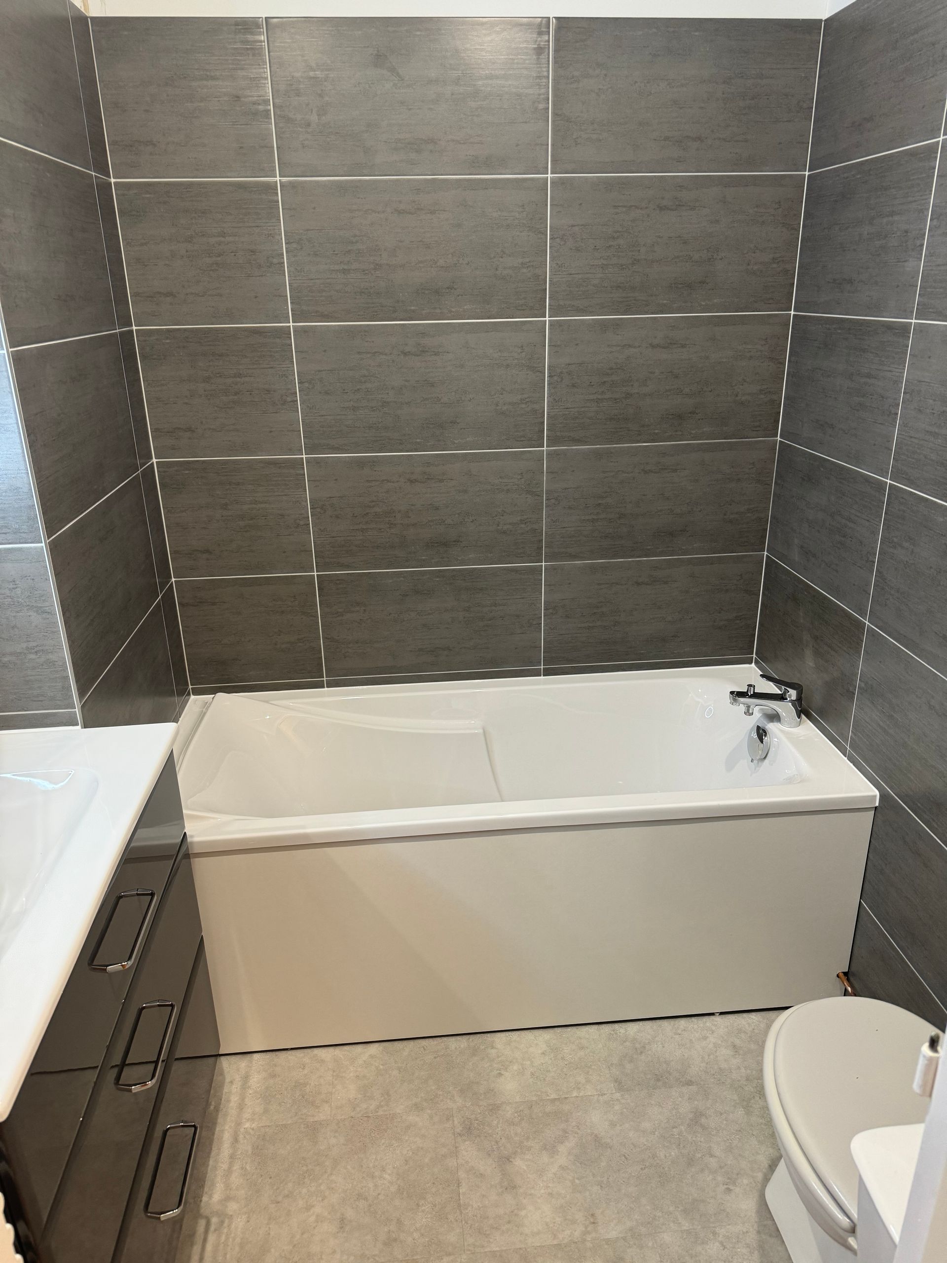 Baignoire dans une salle de bains rénovée