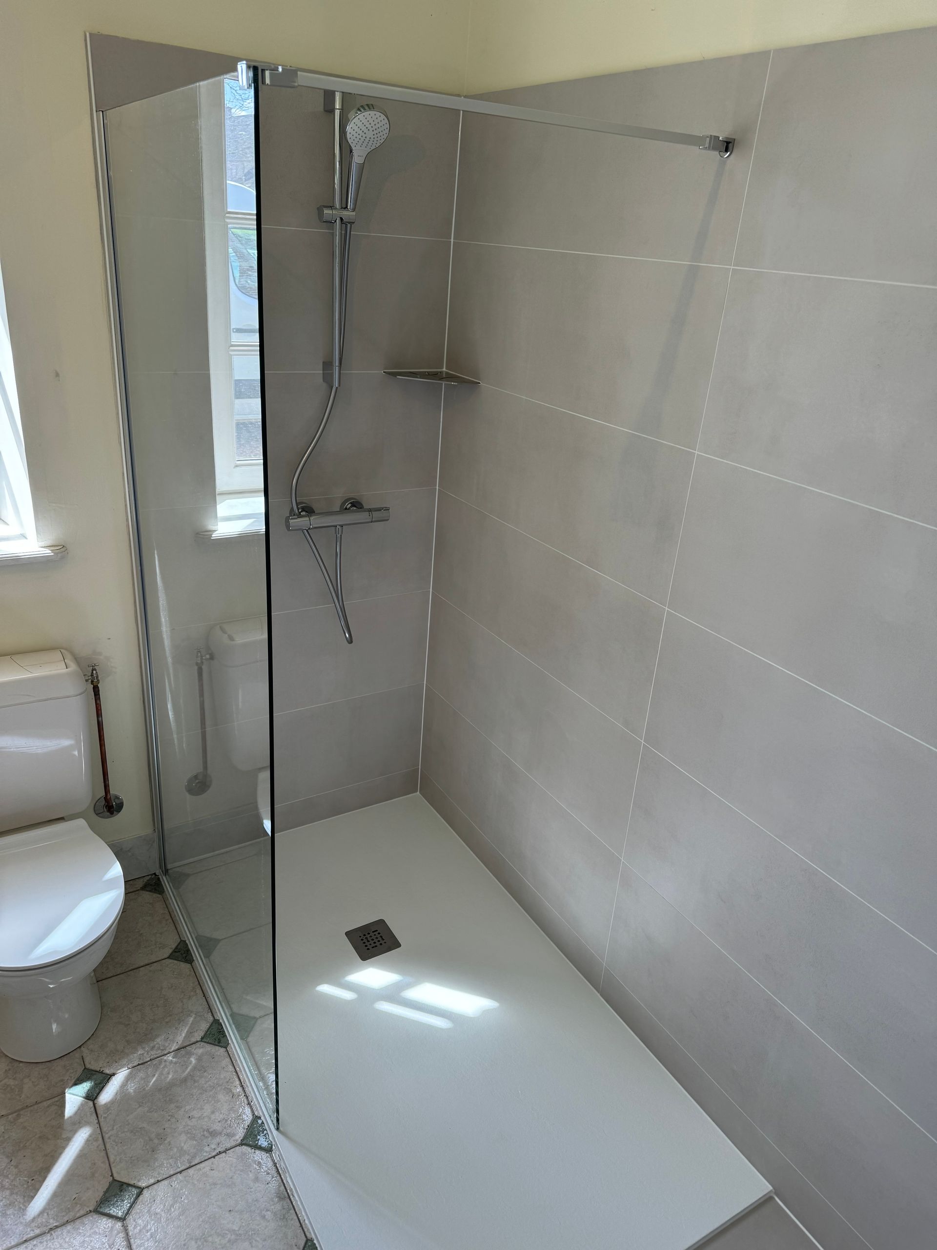 Douche à l'italienne dans une salle de bains rénovée