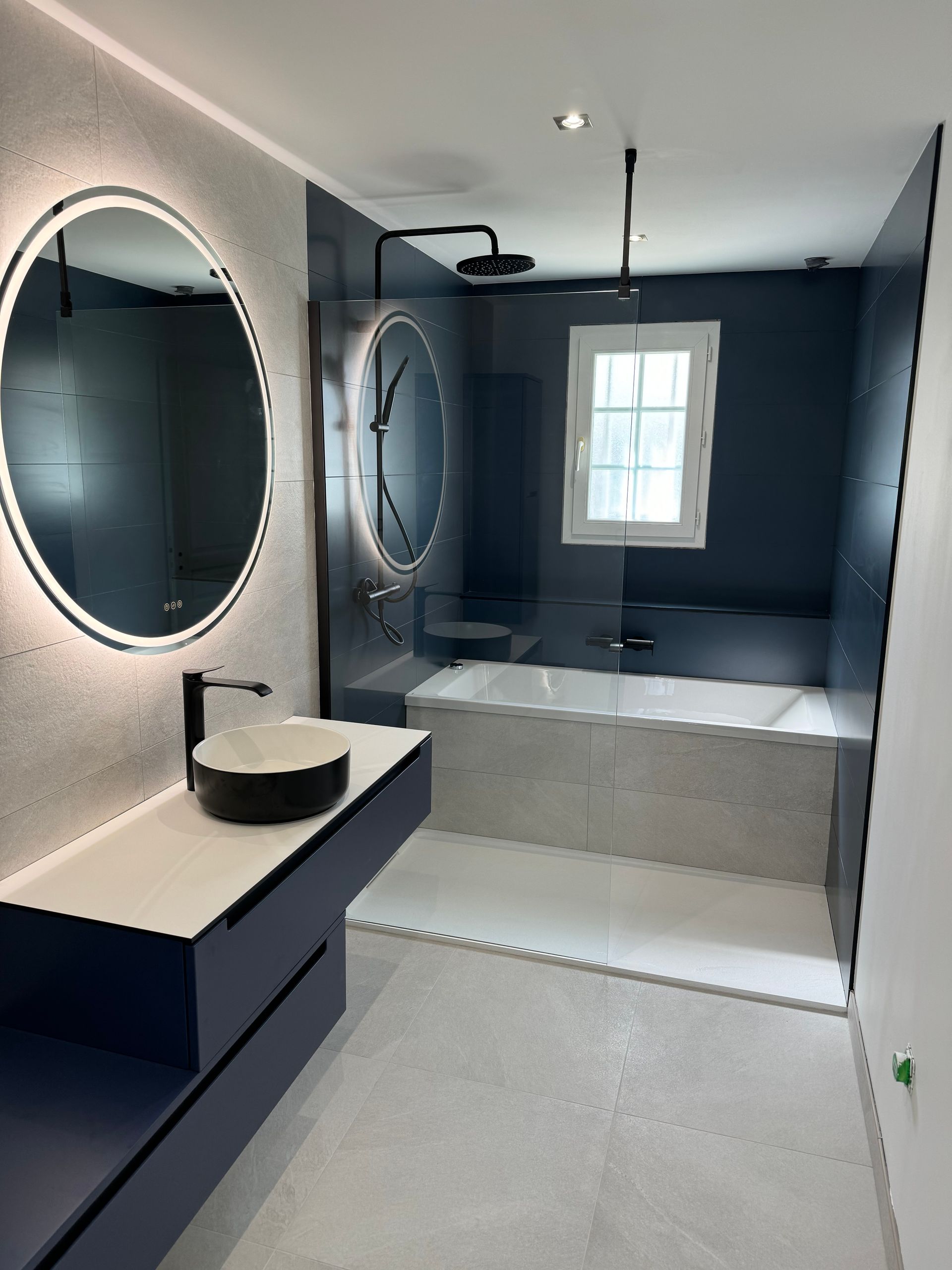 Salle de bains moderne avec miroir