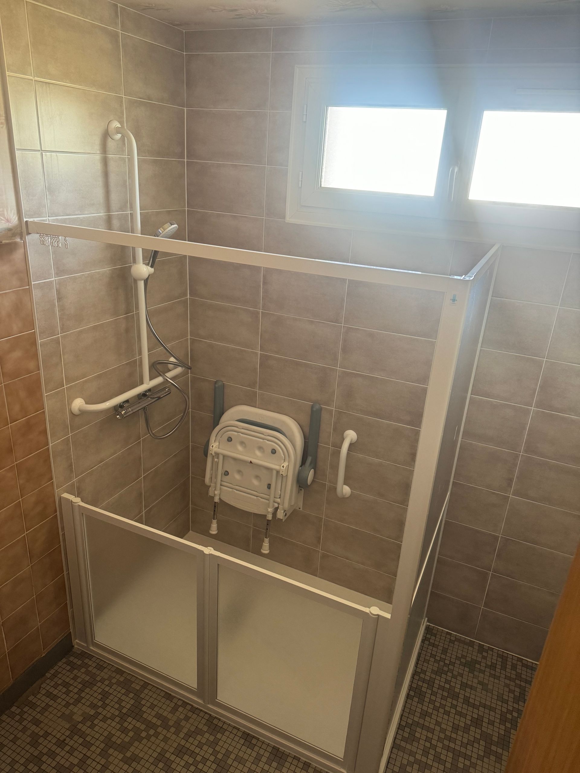 Douche équipée pour PMR