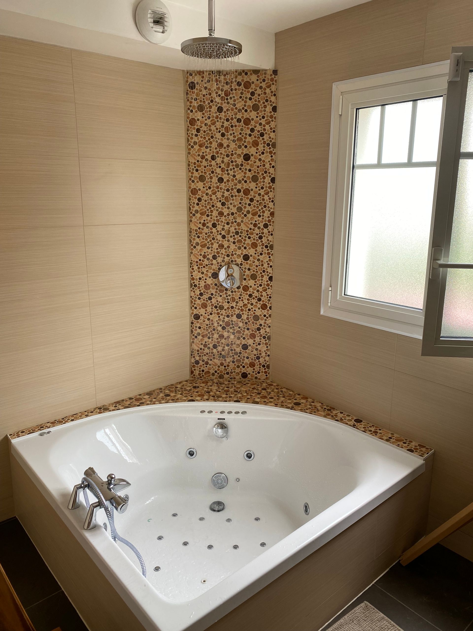 Baignoire balnéo avec douche