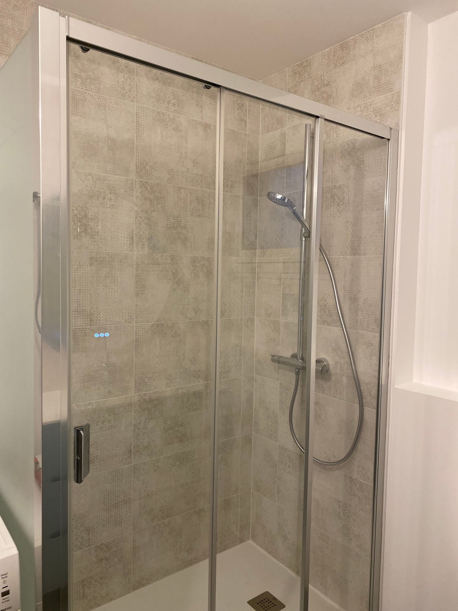 Douche avec des parois vitrées