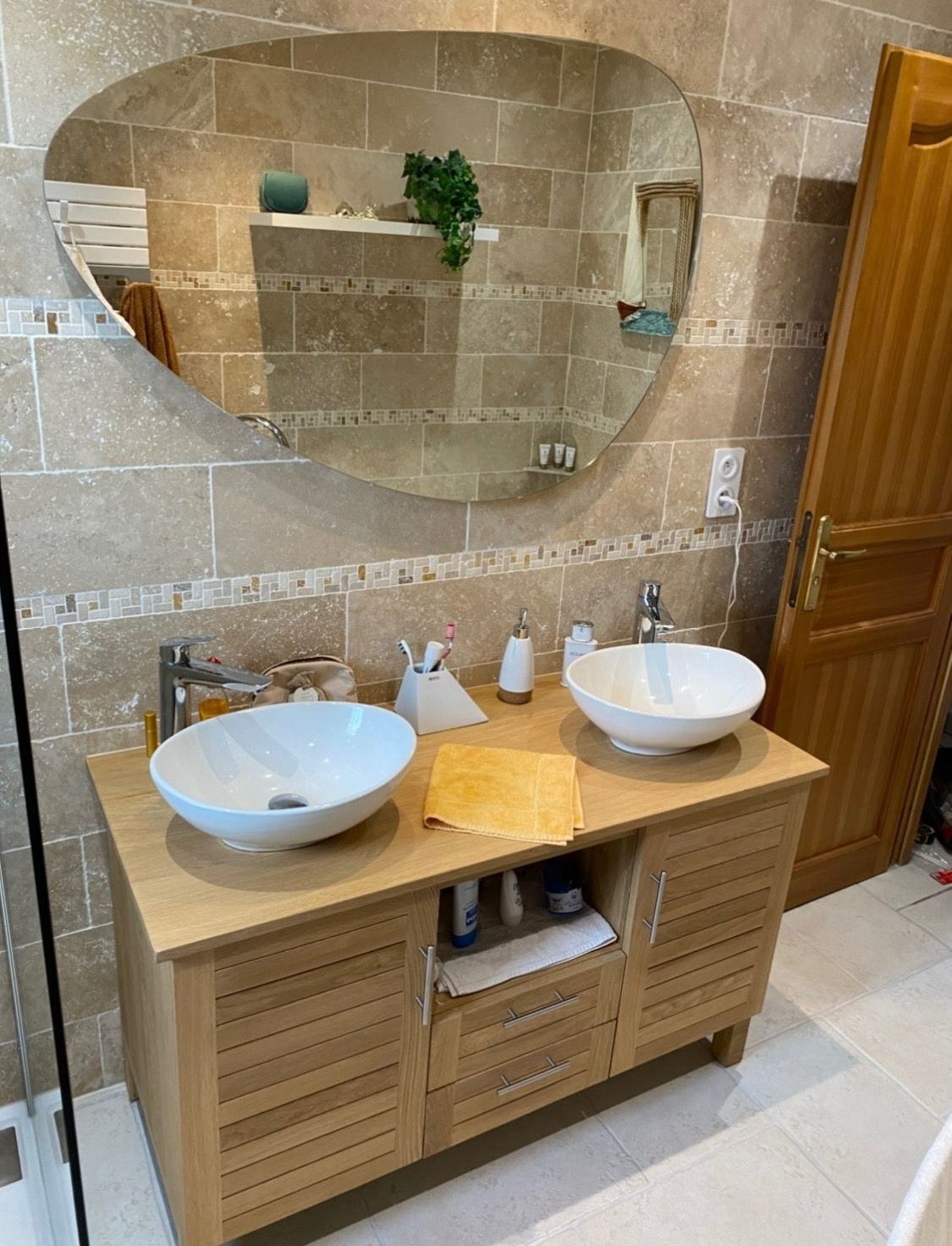 Salle de bains avec une double vasque sur un meuble en bois