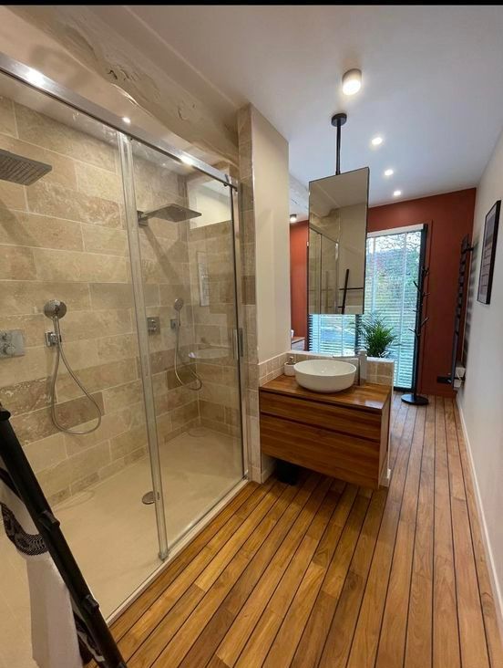 Espace douche XXL, parquet bois