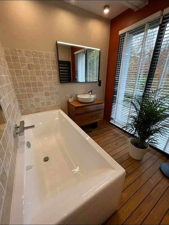 Coin baignoire, parquet bois