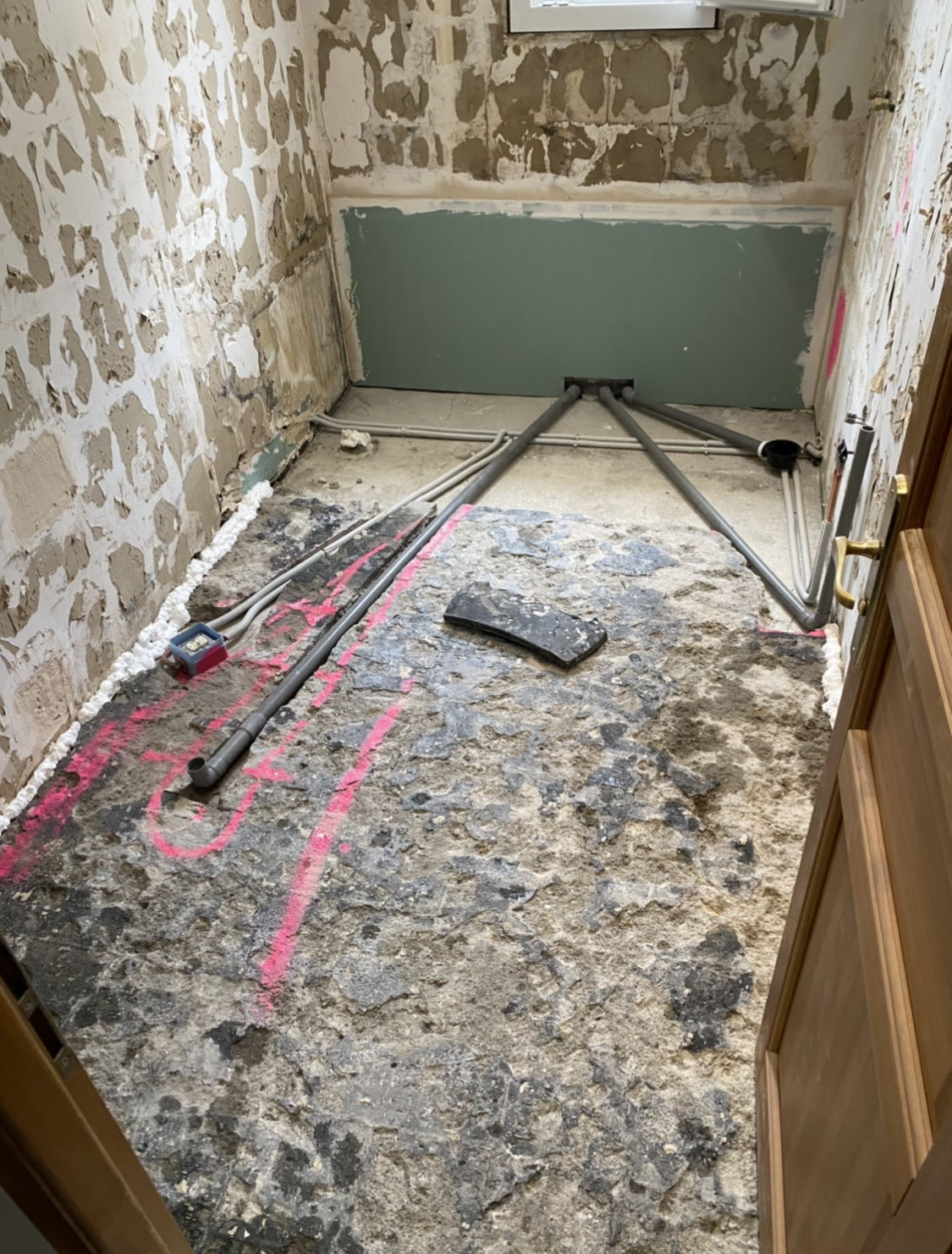 Rénovation des sols et des murs en cours