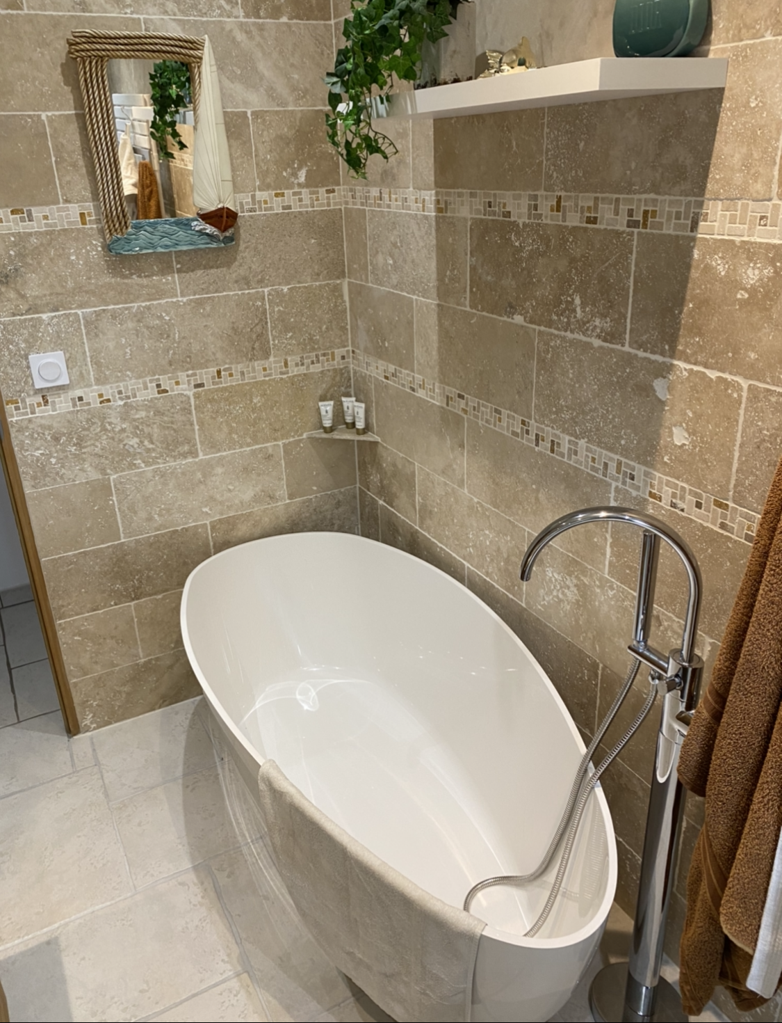 Coin baignoire avec du carrelage mural