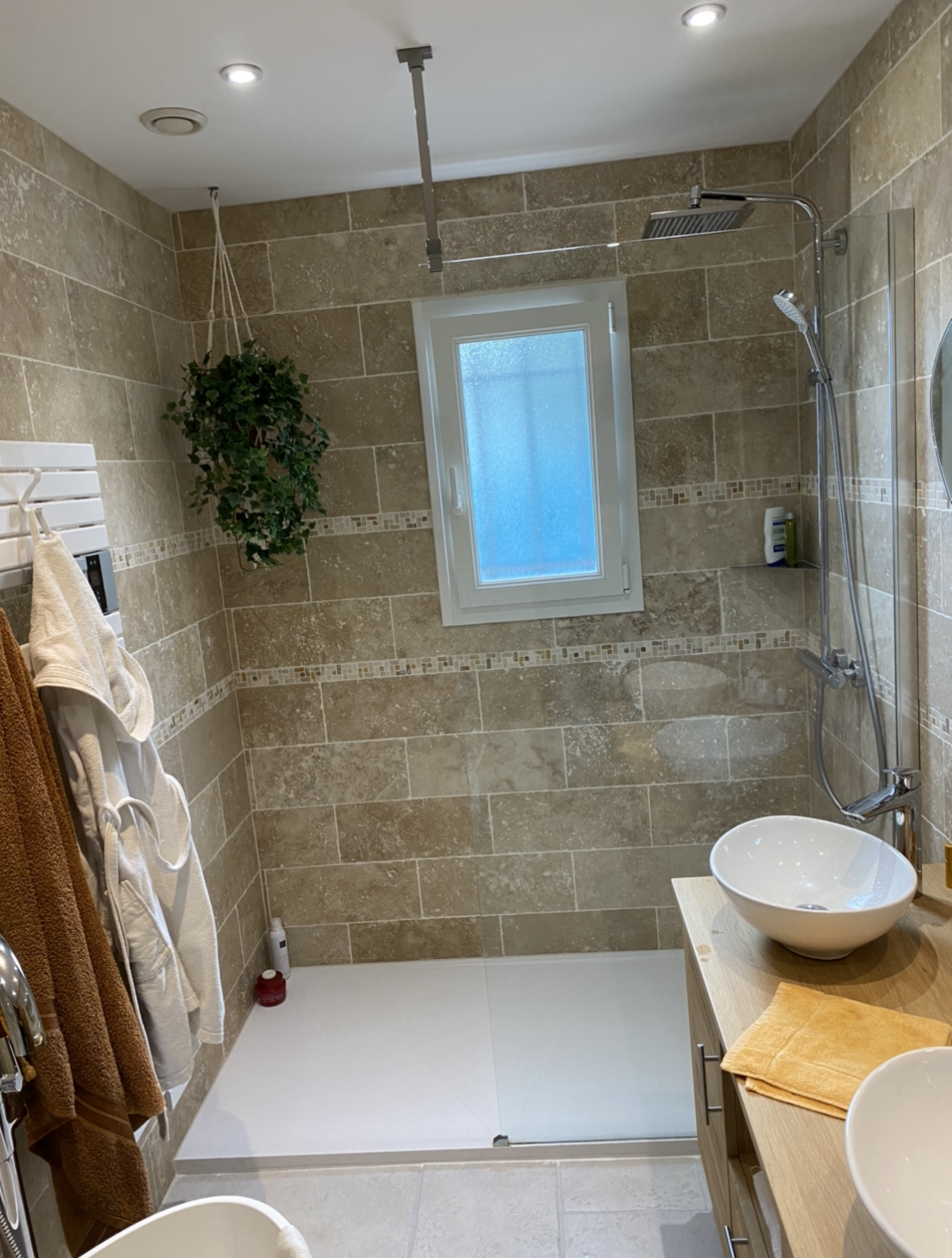 Salle de bains rénovée avec une douche