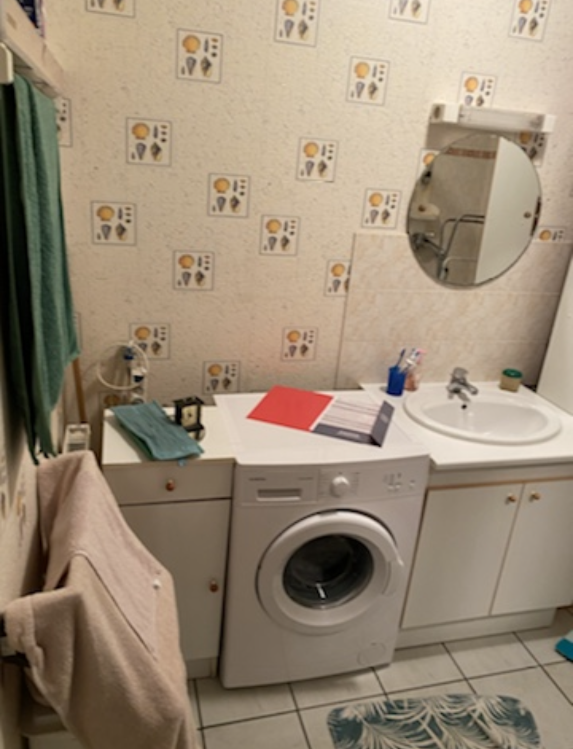 Salle d'eau avec une machine à laver et un sèche-linge avant travaux