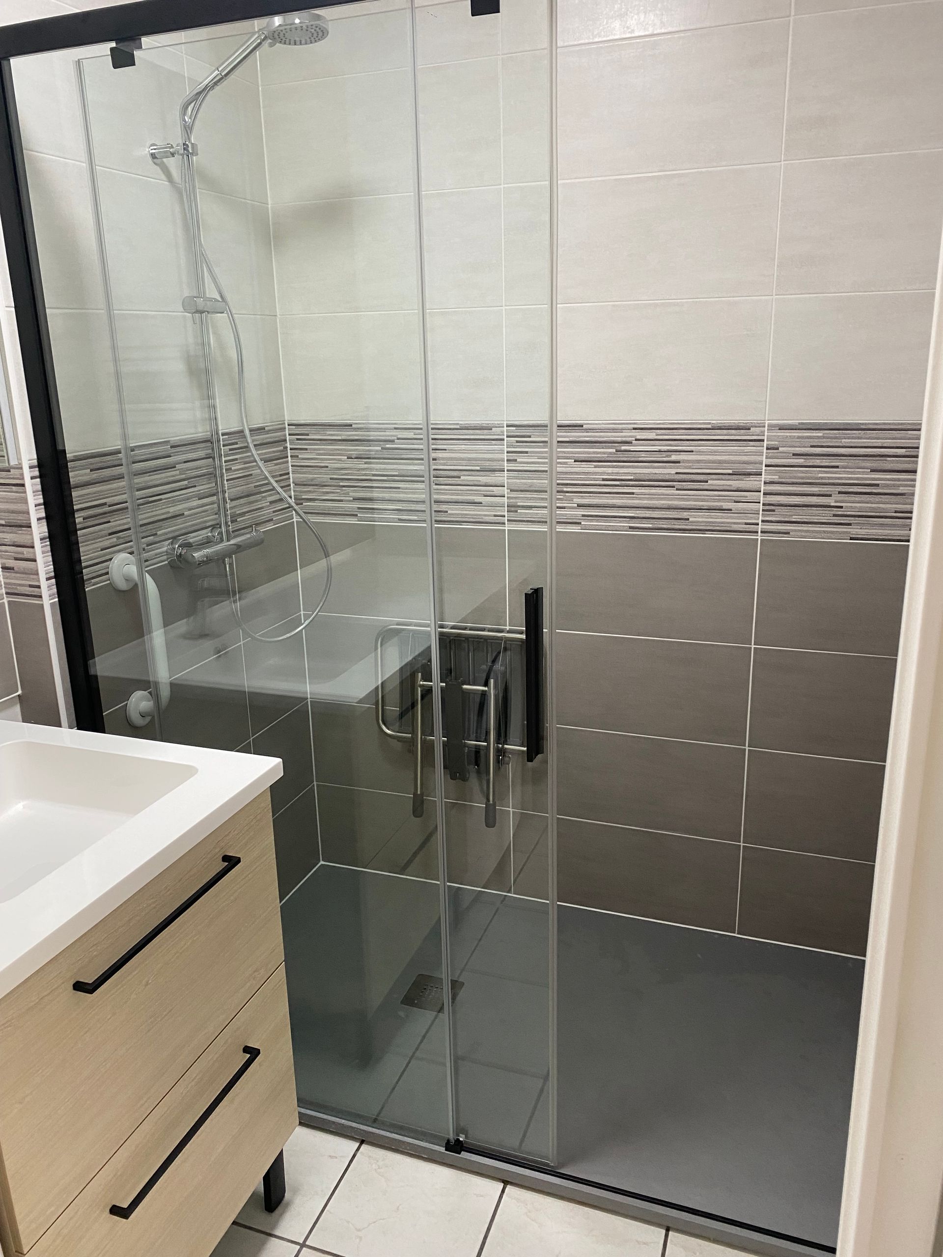 Douche à l'italienne avec une paroi en verre