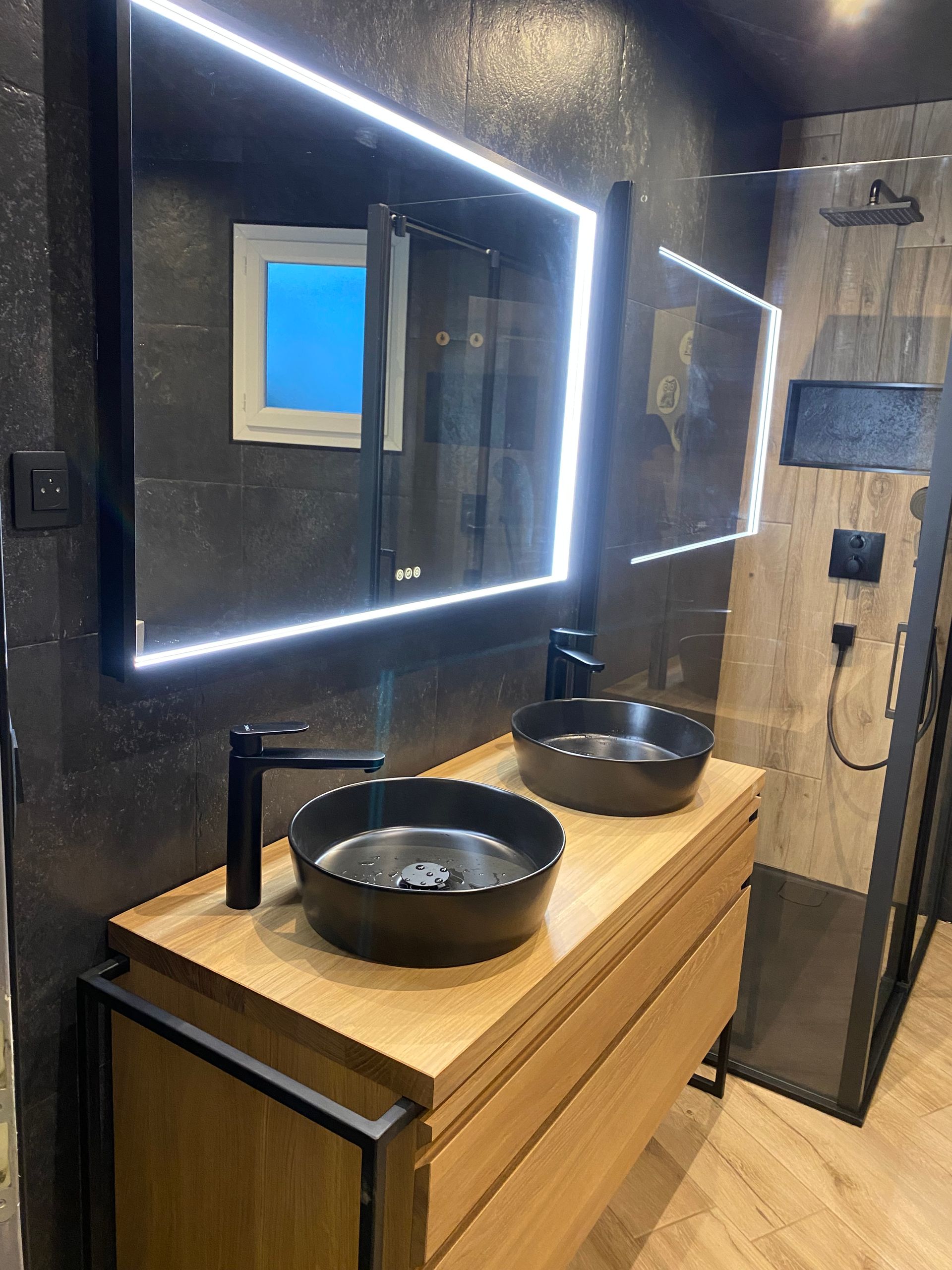 Meuble avec une double vasque, un éclairage led et une douche