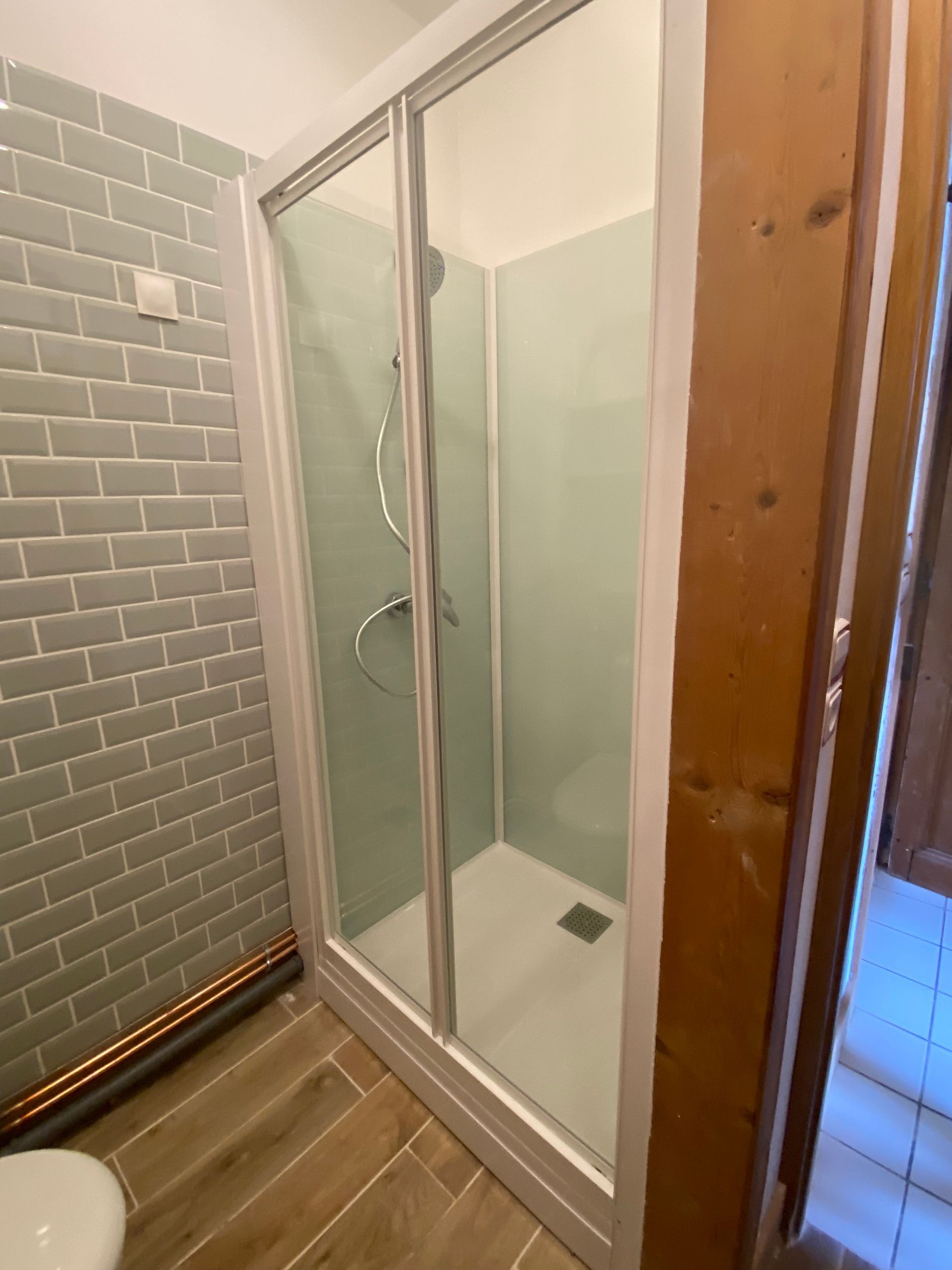 Douche avec paroi en verre et bloc e bois