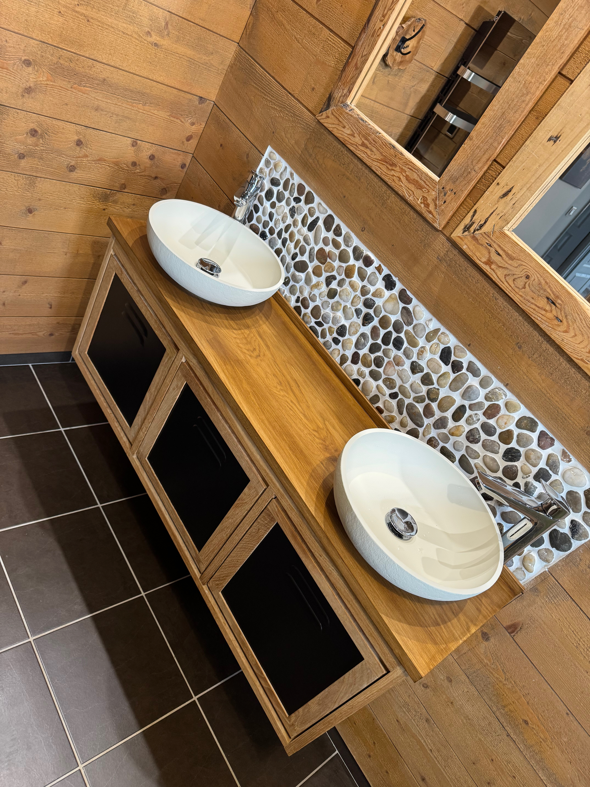 Meuble double vasque avec pan de mur en galets