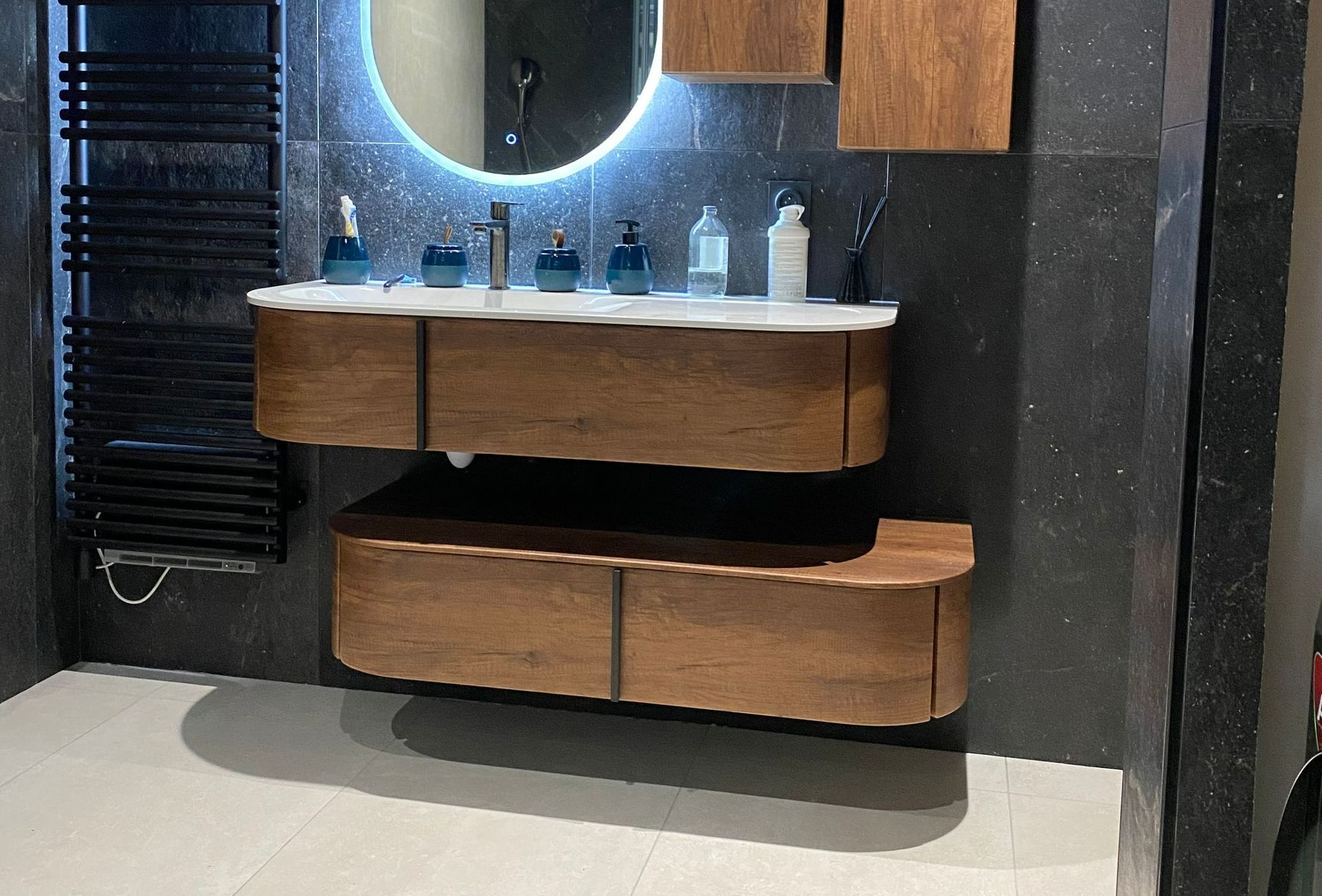 Salle de bains design avec du mobilier aux angles arrondis