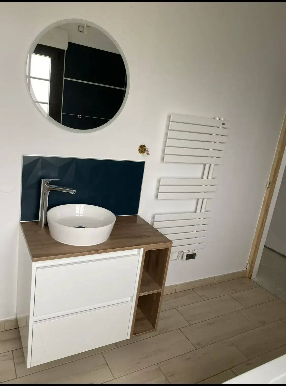 Petite salle de bains en rénovation, vue sur un meuble vasque