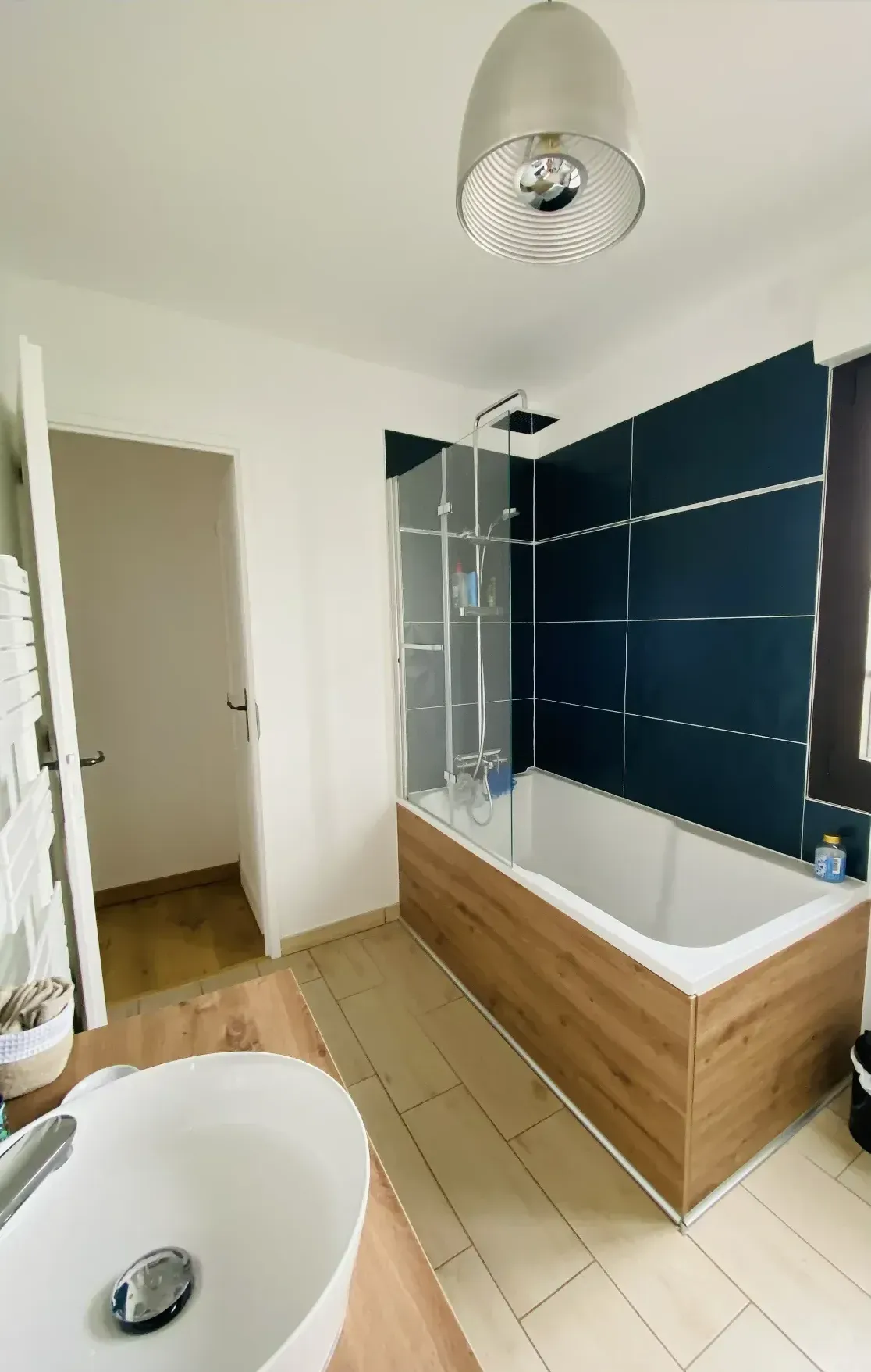 Petite salle de bains rénovée avec une vue sur la baignoire