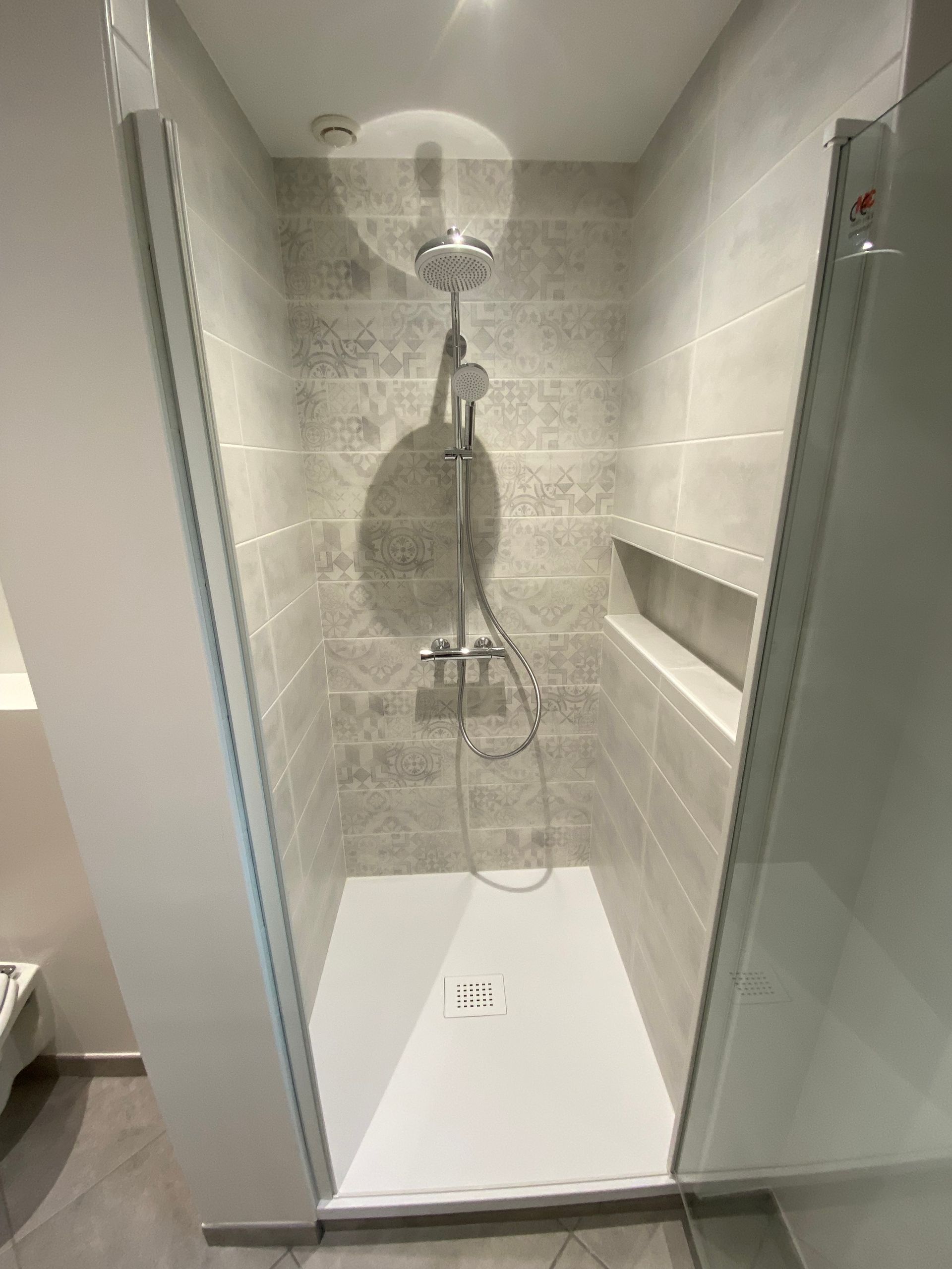 Douche à l'italienne avec de la faïence et un receveur extraplat