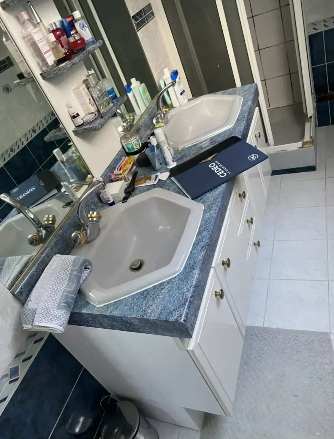 Salle de bains sous pente avant rénovation avec vue sur les lavabos