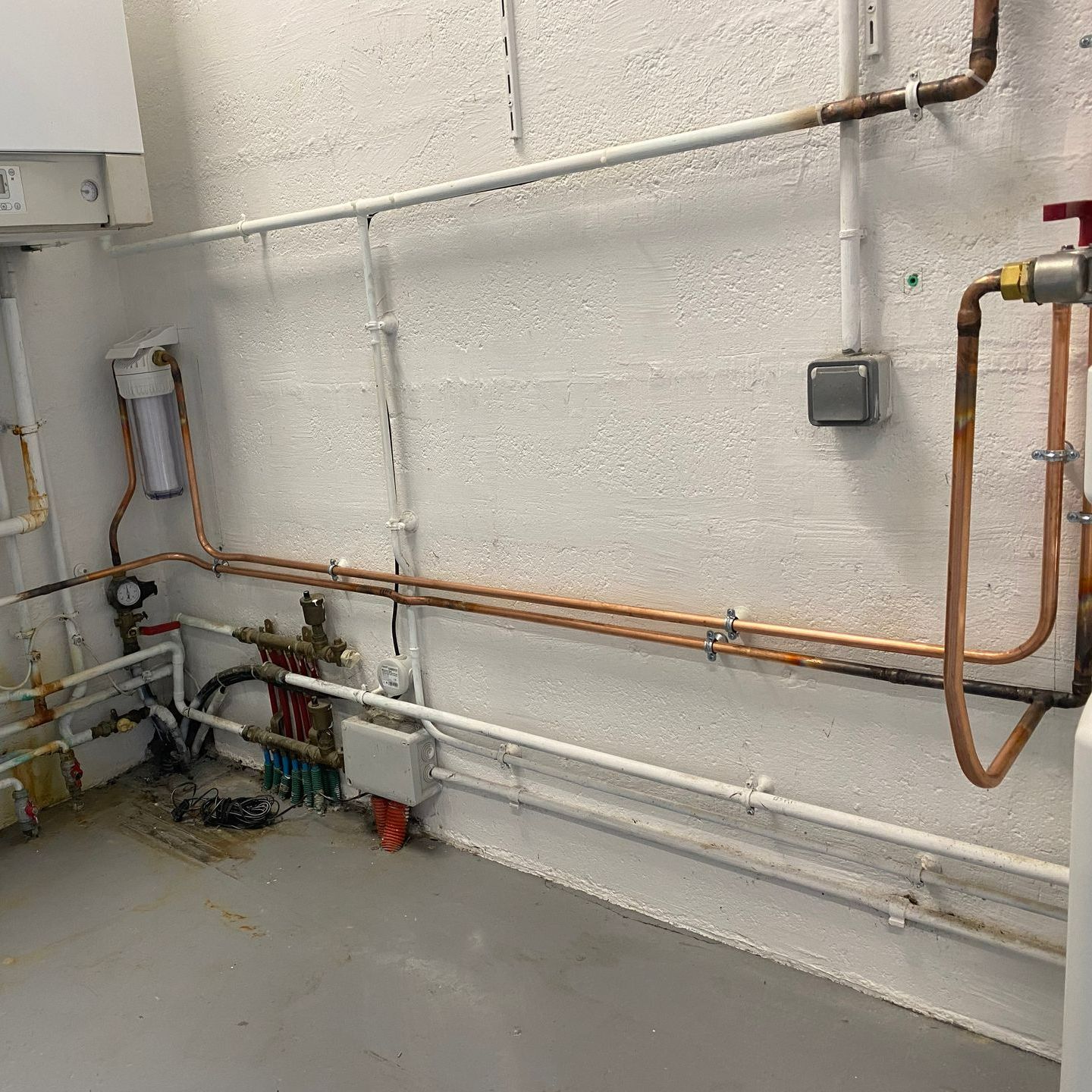 Raccordements d'eau et de gaz dans une buanderie