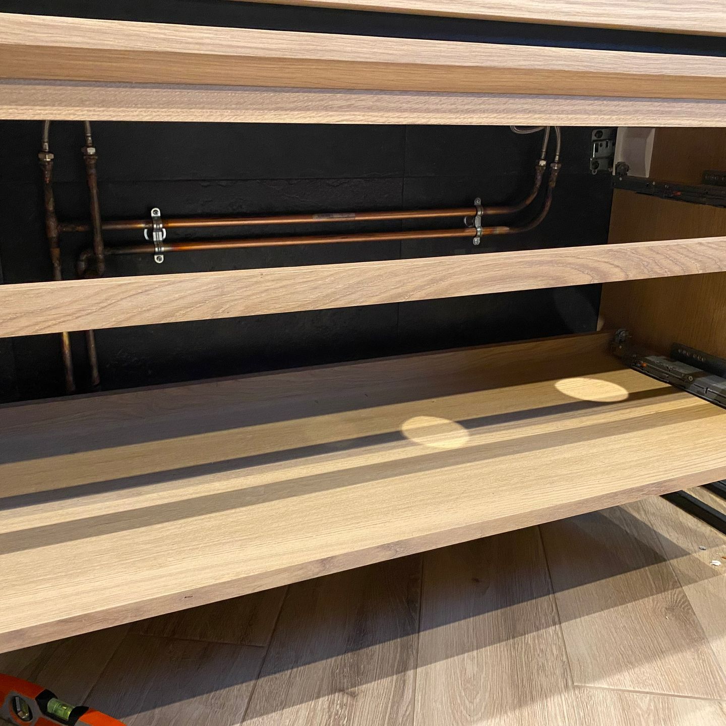 Raccordements en cuivre dans une salle de bains