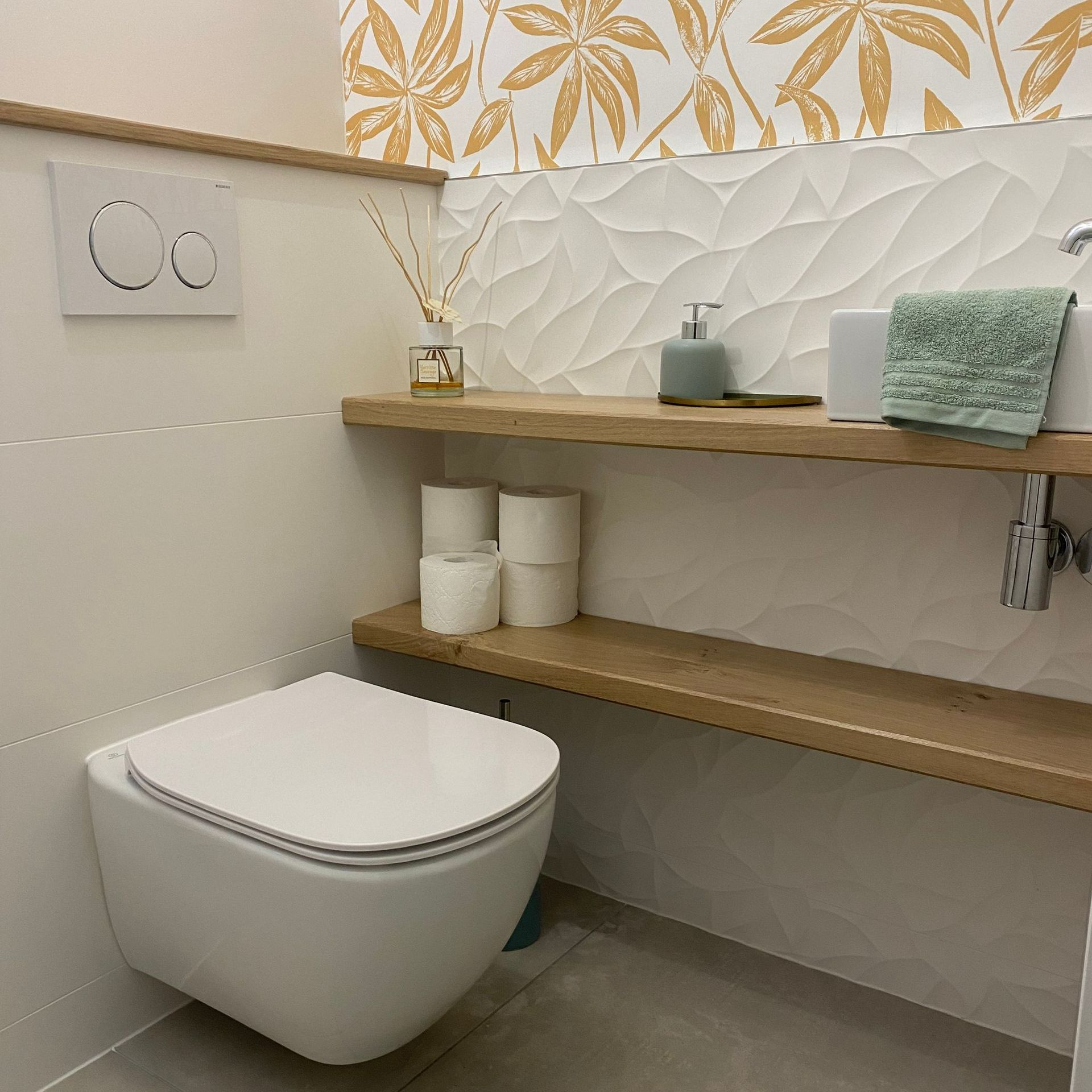 WC suspendus avec un revêtement de mur décoratif